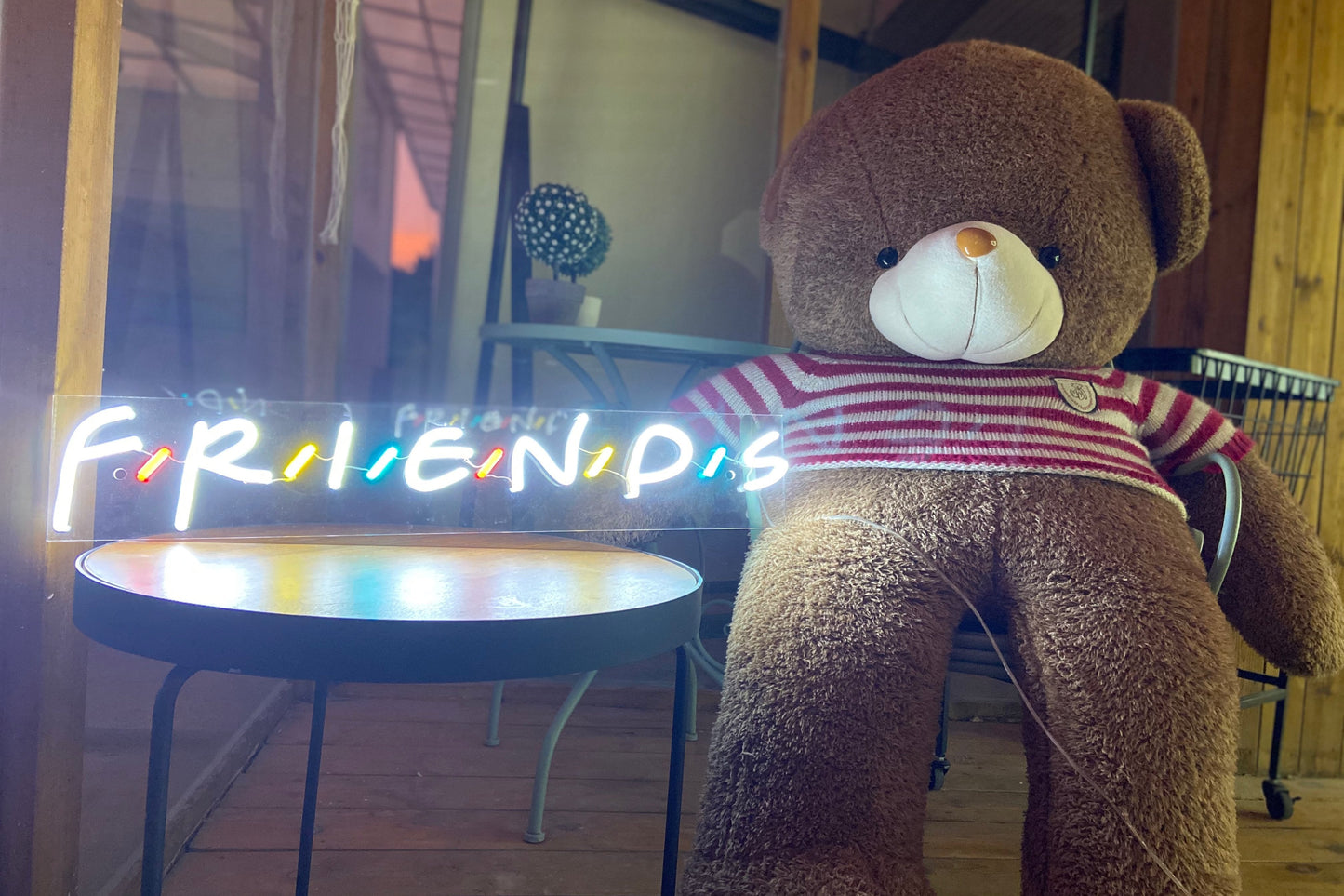 Leuchtreklame "Freunde".