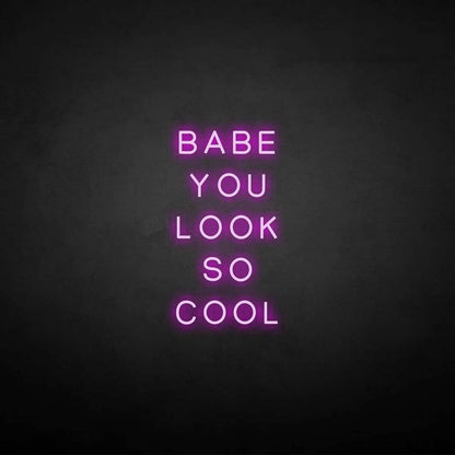Leuchtreklame „BABE YOU LOOK SO COOL“.