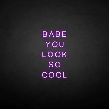 Leuchtreklame „BABE YOU LOOK SO COOL“.